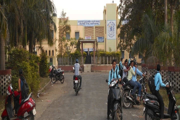 https://cache.careers360.mobi/media/colleges/social-media/media-gallery/8667/2019/7/19/Campus view of Government Autonomous College_Campus-View.jpg